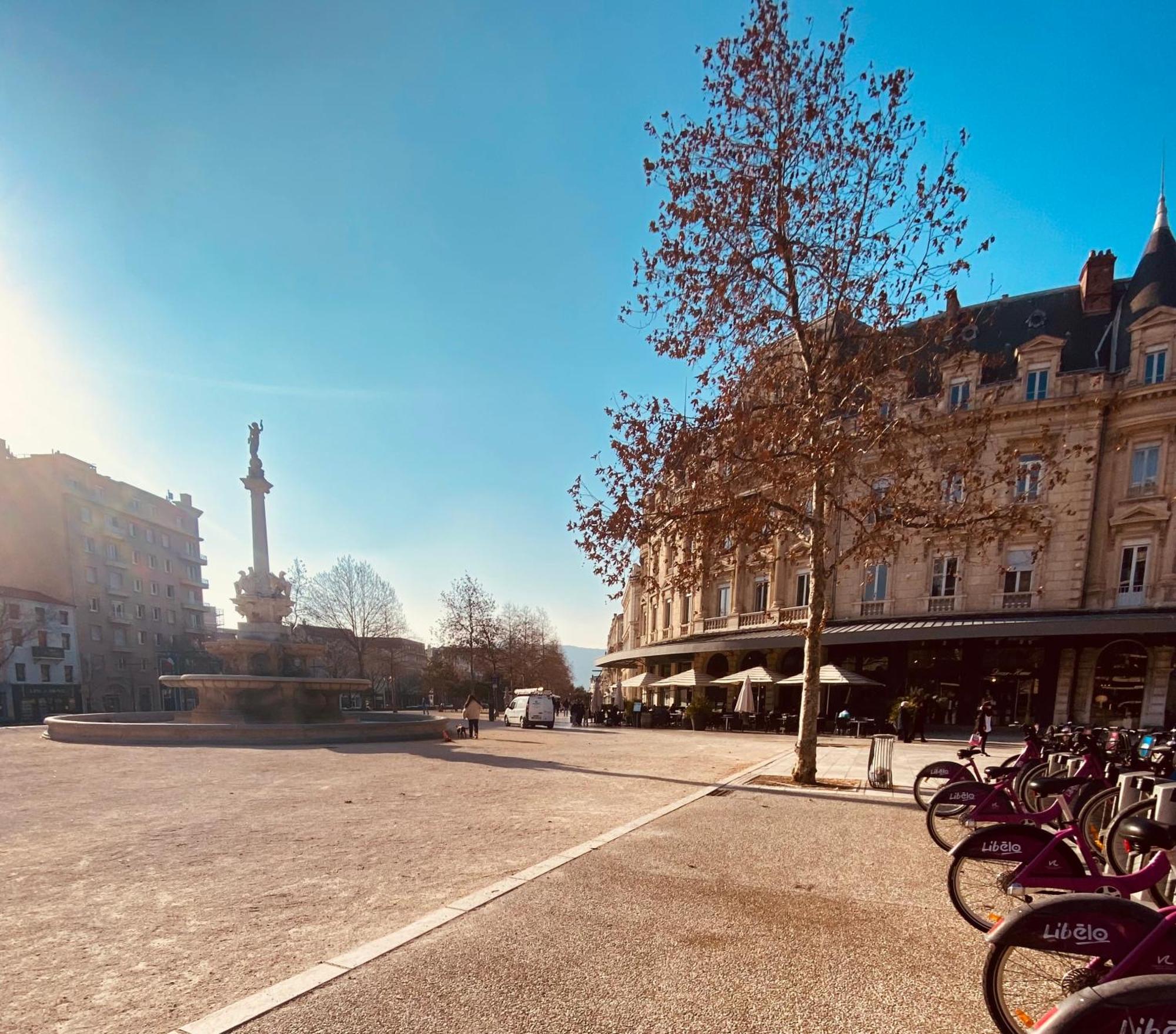 Centre De Valence Face A La Gare